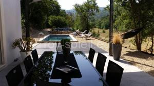 Menerbes Luberon maison moderne clim piscine à Ménerbes